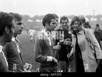 Fußball, Bundesliga, 1970/1971, Wedau Stadion in Duisburg, MSV Duisburg vs. Borussia Mönchengladbach 1:1, Fußballspieler, Ehre vor dem Spiel, v.l.n.r.: Heinz Peter Buchberger, Bernard Dietz, Deflef Pirsig, Kurt Rettkowski, Keeper Volker Danner Stockfoto