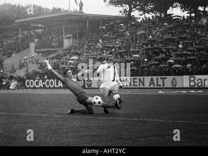 Fußball, Bundesliga, 1970/1971, Wedau Stadion Duisburg, MSV Duisburg vs. Borussia Mönchengladbach 1:1, Besucher, Fußballfans, Regenwetter, Regenschirme, Szene des Spiels, Duell zwischen Kurt Rettkowski (MSV) links und Berti Vogts (MG) Stockfoto