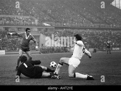 Fußball, Bundesliga, 1970/1971, Wedau Stadion Duisburg, MSV Duisburg vs. Borussia Mönchengladbach 1:1, Szene des Spiels, v.l.n.r.: Keeper Volker Danner, Djordje Pavlic (beide MSV), Herbert Laumen (MG) Stockfoto