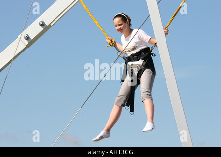 Mädchen auf bungy springenden Fahrt bei einer Show. Stockfoto