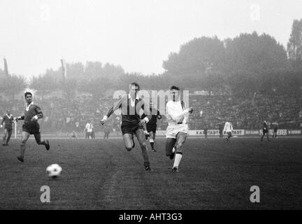 Fußball, Bundesliga, 1970/1971, Wedau Stadion Duisburg, MSV Duisburg vs. Borussia Mönchengladbach 1:1, Szene des Spiels, v.l.n.r.: Hartmut Heidemann, Kurt Rettkowski (beide MSV), Schiedsrichter Rudolf Frickel aus München, Jupp Heynckes (MG) Stockfoto