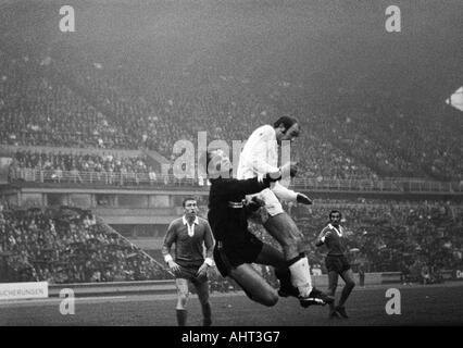 Fußball, Bundesliga, 1970/1971, Wedau Stadion Duisburg, MSV Duisburg vs. Borussia Mönchengladbach 1:1, Szene des Spiels, v.l.n.r.: Kurt Rettkowski, Keeper Volker Danner (beide MSV), Horst Koeppel (MG), Djordje Pavlic (MSV) Stockfoto