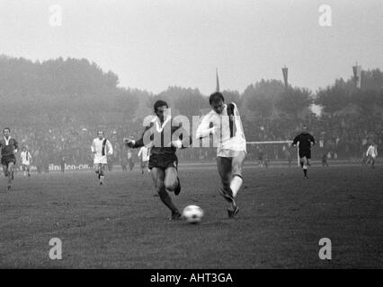 Fußball, Bundesliga, 1970/1971, Wedau Stadion in Duisburg, MSV Duisburg vs. Borussia Mönchengladbach 1:1, Szene des Spiels, v.l.n.r. Deflef Pirsig (MSV), Horst Koeppel (MG), Djordje Pavlic (MSV), Herbert Laumen (MG) Stockfoto