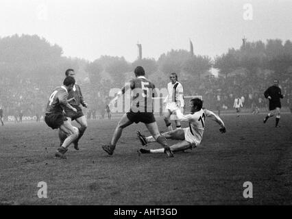 Fußball, Bundesliga, 1970/1971, Wedau-Stadion in Duisburg, MSV Duisburg vs. Borussia Mönchengladbach 1:1, Szene des Spiels, v.l.n.r. Deflef Pirsig (4), Michael Bella, Kurt Rettkowski (alle MSV), Günter Netzer, Jupp Heynckes (beide MG) Stockfoto