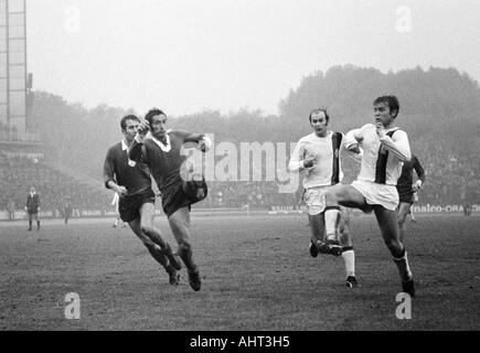 Fußball, Bundesliga, 1970/1971, Wedau-Stadion in Duisburg, MSV Duisburg vs. Borussia Mönchengladbach 1:1, Szene des Spiels, v.l.n.r.: Georg Damjanoff, Djordje Pavlic (beide MSV), Horst Koeppel, Herbert Laumen (beide MG) Stockfoto