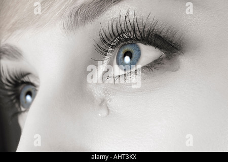 Blaue Tränen weibliche Auge mit Make-up ausgeführt Stockfoto