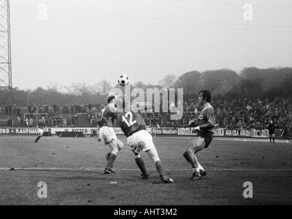 Fußball, Bundesliga, 1970/1971, Niederrhein Stadion, Rot Weiss Oberhausen gegen Kickers Offenbach 2:2, Szene des Spiels, v.l.n.r.: Horst Gecks, Helmut Kremers (beide OFC), Dieter Brozulat (RWO) Stockfoto