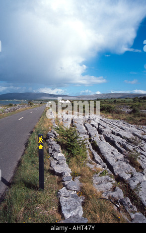Das Burren Kalkstein Pflaster Wegweiser Irland wandern Stockfoto