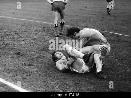 Fußball, Bundesliga, 1970/1971, Borussia Moenchengladbach gegen Hamburger SV 3:0, Boekelberg Stadion, verletzte Fußballspieler, Jupp Heynckes (MG) liegt auf Grund verletzter, Herbert Laumen (MG) kümmert sich um ihn Stockfoto