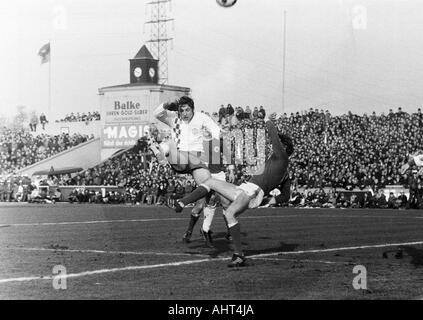 Fußball, Bundesliga, 1970/1971, Niederrhein Stadion, Rot Weiss Oberhausen gegen Rot-Weiss Essen 0:0, Szene des Spiels, Roland Peitsch (RWE) links und Oberhausen zu zweit Stockfoto