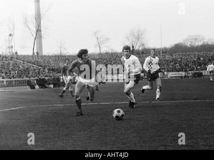 Fußball, Bundesliga, 1970/1971, Niederrhein Stadion, Rot Weiss Oberhausen gegen Rot-Weiss Essen 0:0, Szene des Spiels, v.l.n.r.: Guenter Karbowiak, Wolfgang Suehnholz (beide RWO), Hermann Erlhoff, Heinz Stauvermann (beide RWE) Stockfoto