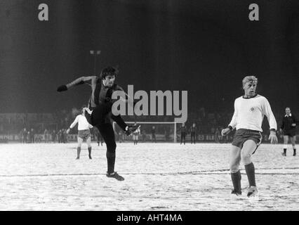 Fußball, Bundesliga, 1970/1971, Rot-Weiss Oberhausen gegen Hertha BSC Berlin 1:1, Niederrhein Stadion, Spiel auf Schnee Erde, Szene des Spiels, Lorenz Horr (Hertha) linken Schüsse aufs Tor, rechts Gert Froehlich (RWO) Stockfoto