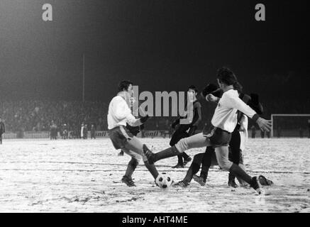 Fußball, Bundesliga, 1970/1971, Rot-Weiss Oberhausen gegen Hertha BSC Berlin 1:1, Niederrhein Stadion, Spiel auf dem Schnee Boden, Szene des Spiels, v.l.n.r.: Werner Ohm (RWO), Karl-Heinz Ferschl, Wolfgang Gayer (beide Hertha) Stockfoto