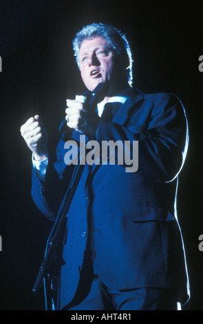 Gouverneur Bill Clinton spricht bei einer Texas-Kampagne-Kundgebung in 1992 an seinem letzten Tag der Werbetätigkeit in McAllen, Texas Stockfoto