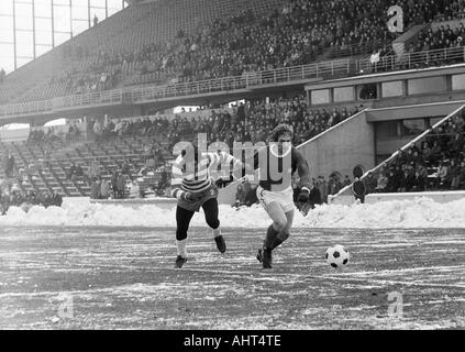 Fußball, Bundesliga, 1970/1971, Wedau Stadion Duisburg, MSV Duisburg vs. Kickers Offenbach 2:2, Spiel auf dem Schnee Boden, Szene des Spiels, Duell zwischen Hartmut Heidemann (MSV) links und Erwin Kremers (OFC) Stockfoto