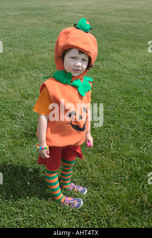 Kleinkind in Halloween Kürbis Kostüm. Brighton, England, Vereinigtes Königreich Stockfoto