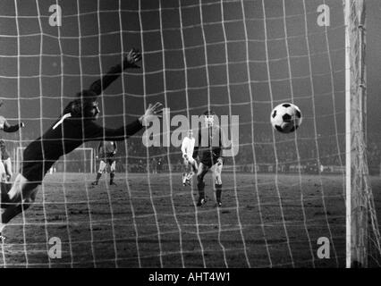 Fußball, Bundesliga, 1970/1971, Niederrhein Stadion, Rot-Weiss Oberhausen vs. Hannover 96 4:3, Szene des Spiels, v.l.n.r.: Keeper Bernd Helmschrot (96), Hermann Josef Wilbertz (RWO), Rainer Stiller (96) Stockfoto