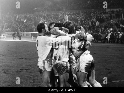 Fußball, Bundesliga, 1970/1971, Niederrhein Stadion, Rot-Weiss Oberhausen vs. Hannover 96 4:3, RWO Fußballspielern Jubel auf das 2:1 Tor nach Oberhausen von Lothar Kobluhn, verließ Hermann Josef Wilbertz (2) Stockfoto