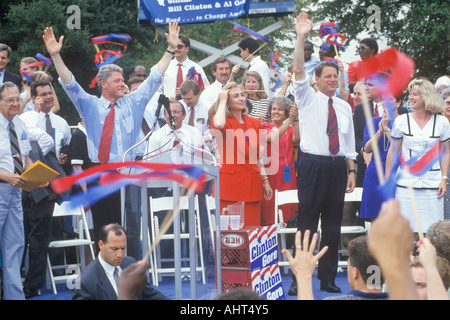 Gouverneur Bill Clinton Senator Al Gore Hillary Clinton und Tipper Gore während der Clinton Gore 1992 Buscapade Kampagne Tour in Stockfoto