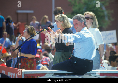 Gouverneur Bill Clinton Senator Al Gore Hillary Clinton und Tipper Gore auf der 1992 Buscapade Kampagne Tour in Corsicana Texas Stockfoto