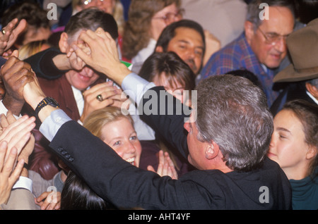 Gouverneur Bill Clinton begrüßt das Publikum auf eine Denver-Kampagne-Rallye im Jahr 1992 an seinem letzten Tag der Werbetätigkeit in Denver Colorado Stockfoto