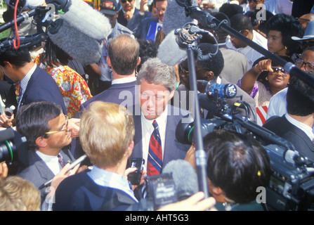 Gouverneur Bill Clinton begrüßt das Publikum am mexikanischen Unabhängigkeitstag während einer 1992 Kampagne Kundgebung in Baldwin Park LA Stockfoto