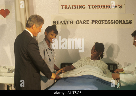 Gouverneur Bill Clinton begrüßt Patienten an eine Krankenschwester s Job Trainingsprogramm Maxine Waters Beschäftigung Vorbereitung im Center Stockfoto