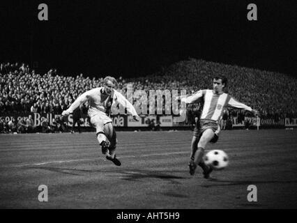 Fußball, Bundesliga, 1970/1971, Borussia Mönchengladbach gegen FC Bayern München 3:1, Boekelberg Stadion, Szene des Spiels, Duell zwischen Berti Vogts (MG) links und rechts Peter Pumm (FCB) Stockfoto