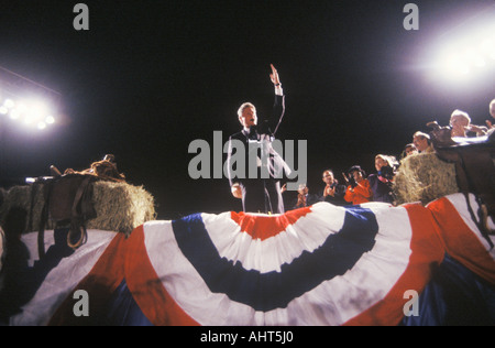 Gouverneur Bill Clinton befasst sich eine Menschenmenge bei einer Texas-Kampagne-Kundgebung in 1992 an seinem letzten Tag der Werbetätigkeit in Ft Wert Texas Stockfoto