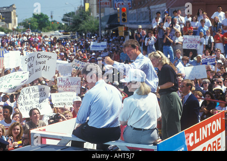 Gouverneur Bill Clinton Senator Al Gore Hillary Clinton und Tipper Gore auf der 1992 Buscapade Kampagne Tour in Corsicana Texas Stockfoto