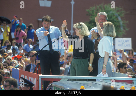 Gouverneur Bill Clinton Senator Al Gore Hillary Clinton und Tipper Gore auf der 1992 Buscapade Kampagne Tour in Corsicana Texas Stockfoto