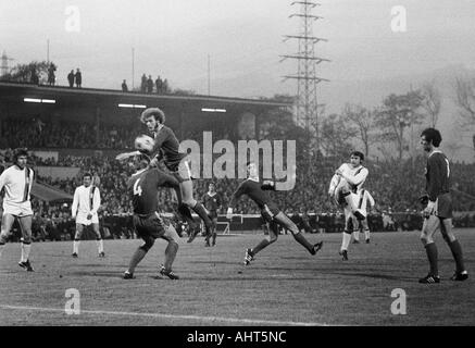 Fußball, Bundesliga, 1970/1971, Rot-Weiss Oberhausen gegen Borussia Moenchengladbach 0:2, Niederrhein-Stadion in Oberhausen, Szene des Spiels, v.l.n.r.: Jupp Heynckes, Hans Jürgen Wloka (beide MG), Lothar Kobluhn (4), Uwe Kliemann, Wolfgang Suehnholz, Stockfoto