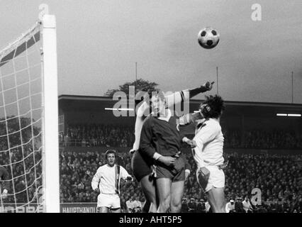 Fußball, Bundesliga, 1970/1971, Rot-Weiss Oberhausen gegen Borussia Moenchengladbach 0:2, Niederrhein-Stadion in Oberhausen, Szene des Spiels, v.l.n.r.: Hans Jürgen Wloka (MG), Keeper Wolfgang Scheid, Reiner Hollmann (beide RWO), Jupp Heynckes (MG) Stockfoto