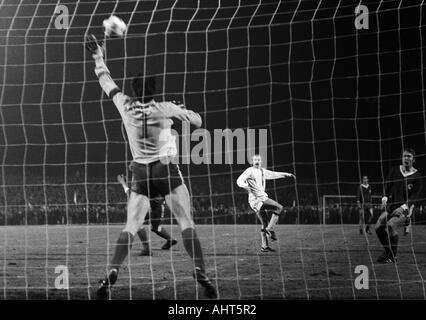 Fußball, Bundesliga, 1970/1971, Rot-Weiss Oberhausen gegen Borussia Moenchengladbach 0:2, Niederrhein-Stadion in Oberhausen, Szene des Spiels, Horst Koeppel (MG) mittlere Schüsse aufs Tor, linken Keeper Wolfgang Scheid, rechts Lothar Kobluhn (beide RWO) Stockfoto