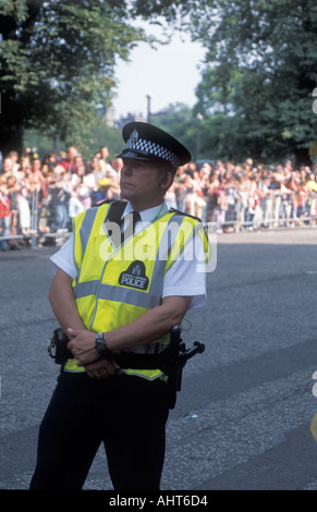 Polizist betreuenden Menge am Edinburgh Festival Cavalcade 2004 Stockfoto