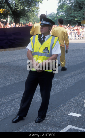 Polizist betreuenden Menge am Edinburgh Festival Cavalcade 2004 Stockfoto