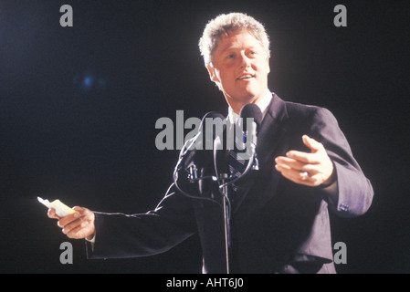 Gouverneur Bill Clinton befasst sich eine Menschenmenge bei einer Texas-Kampagne-Kundgebung in 1992 an seinem letzten Tag der Werbetätigkeit in Ft Wert Texas Stockfoto