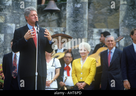 Gouverneur Bill Clinton spricht am Arneson River während der Clinton Gore 1992 Buscapade Kampagne Tour in San Antonio, Texas Stockfoto