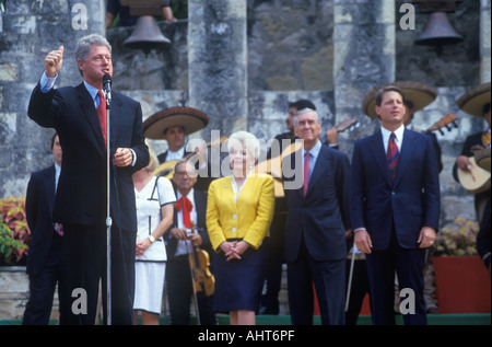 Gouverneur Bill Clinton spricht am Arneson River während der Clinton Gore 1992 Buscapade Kampagne Tour in San Antonio, Texas Stockfoto