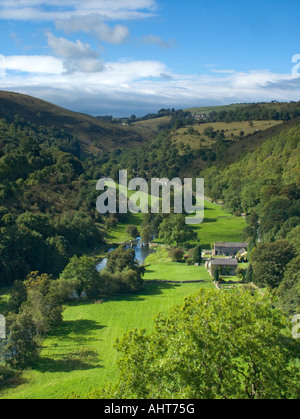 Monsal Dale und der Fluss Wye im Derbyshire Peak District England, landschaftlich reizvoller blick auf die englische Landschaft Stockfoto