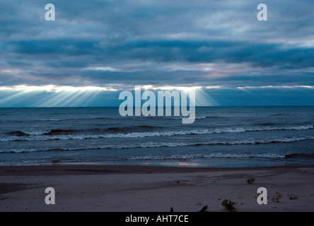 Strahlen der Sonne durch die Wolken bricht Stockfoto