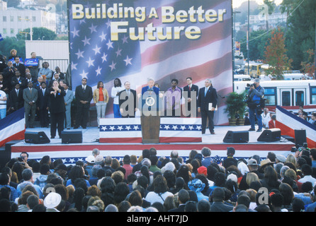 Der ehemalige Präsident Bill Clinton spricht bei einer Presidential Kundgebung für Gore Lieberman am 2. November 2000 in Baldwin Hills Stockfoto