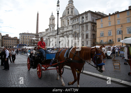 touristischen Pferd und Wagen, die die Touristen um Piazza Navona Lazio Rom Italien Stockfoto
