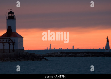 Leuchtturm im Washington Park in Michigan City, Indiana mit Chicago Skyline im Hintergrund am Horizont Stockfoto