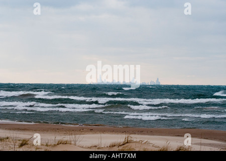 Skyline von Chicago von einem Strand in Gary, Indiana aus gesehen Stockfoto