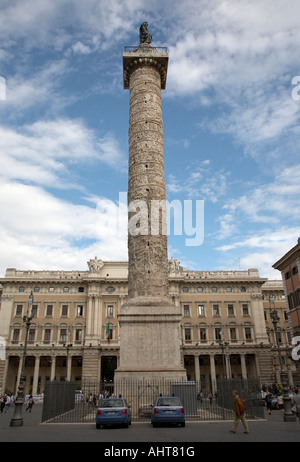 Spalte von Marcus Aurelius, gekrönt von Bronze-Statue des Hl. Paulus in Piazza Colonna Rom Latium Italien Stockfoto