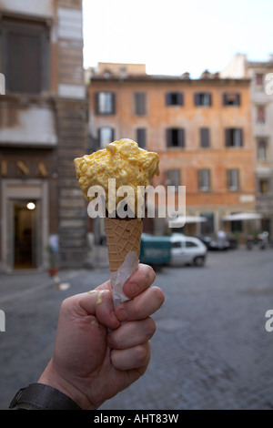 ein Spaziergang durch die Gassen tragen einen Vanille-Eis Kegel in Rom-Latium-Italien Stockfoto
