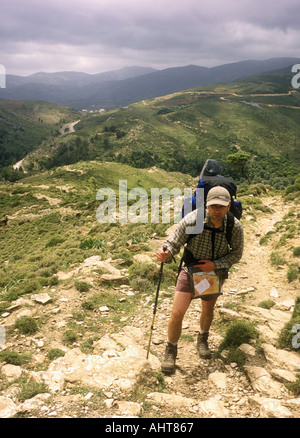 Walker nehmen die E4 Weitwanderweg oberhalb der Agia Irini-Schlucht, der Omalós-Hochebene in westlichen Kreta, Griechenland Stockfoto