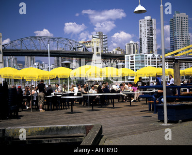 VANCOUVER BRITISH COLUMBIA Kanada Mai Restaurant auf Granville Island mit Burrard Bridge und Stadt Skyline hinter Stockfoto