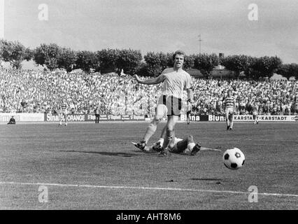 Fußball, Bundesliga, 1971/1972, Wedau Stadion Duisburg, MSV Duisburg vs. Borussia Dortmund 2:1, Szene des Spiels, Duell zwischen Dieter Weinkauff (BVB) und ein MSV Spieler auf Grund Stockfoto